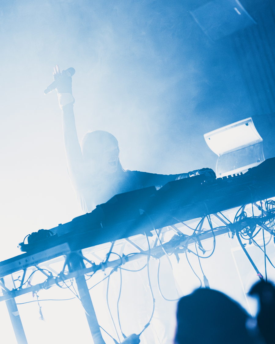 Reaching Through White, Dublin — live photography by Zoltan Szabo